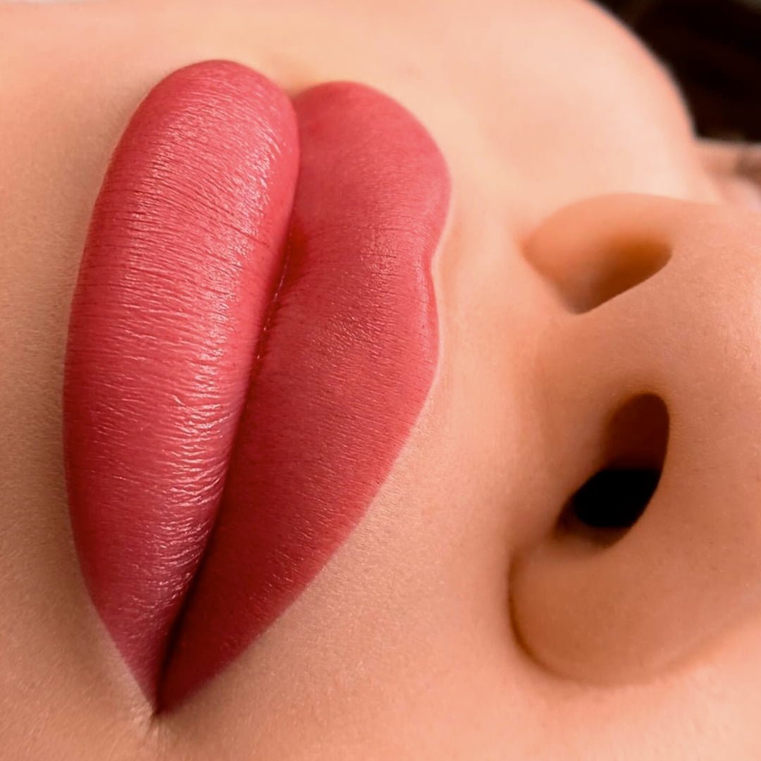 delineado y relleno de labios